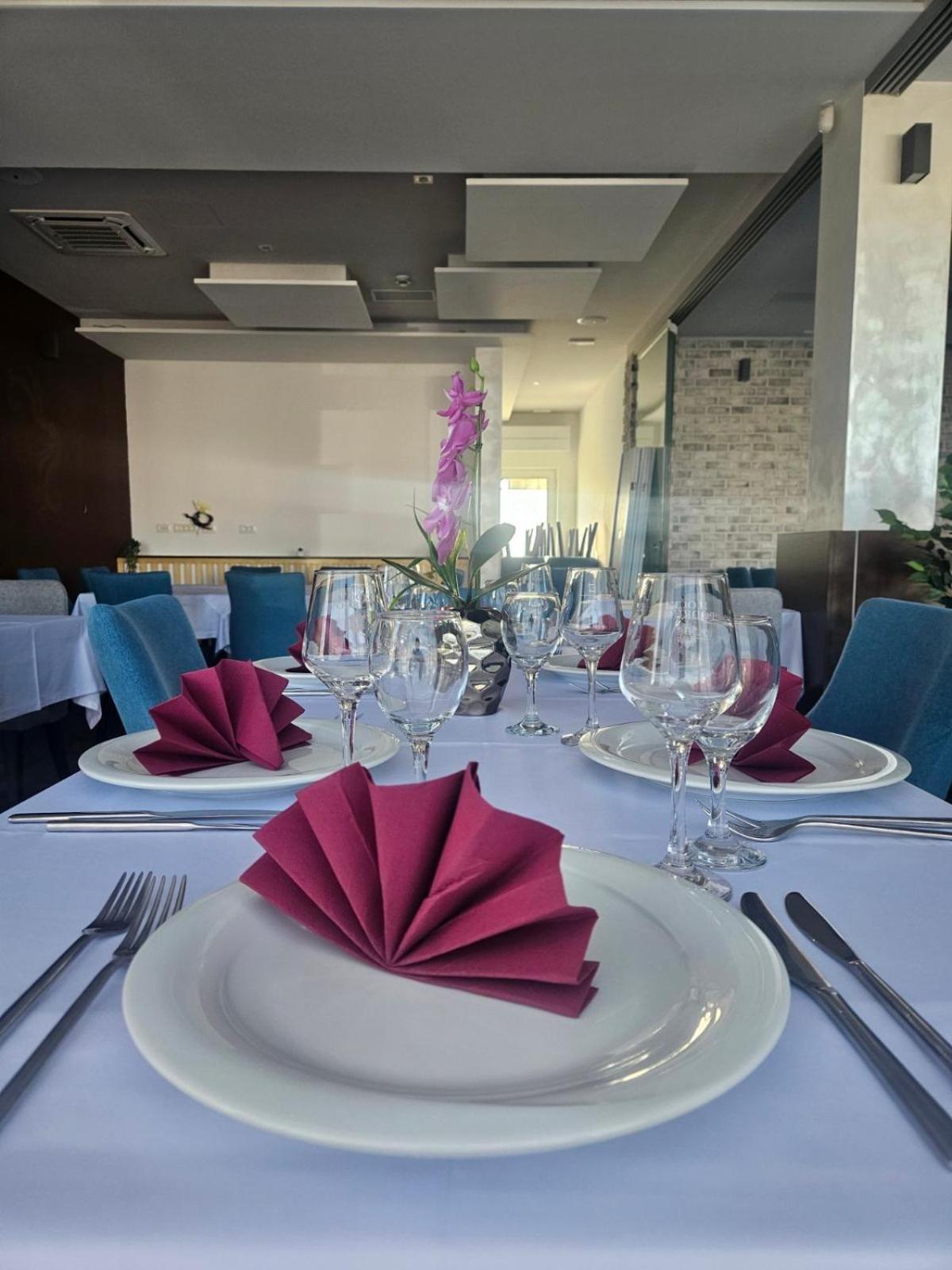 Maestro - Rooms & Restaurant Vukovar Luaran gambar